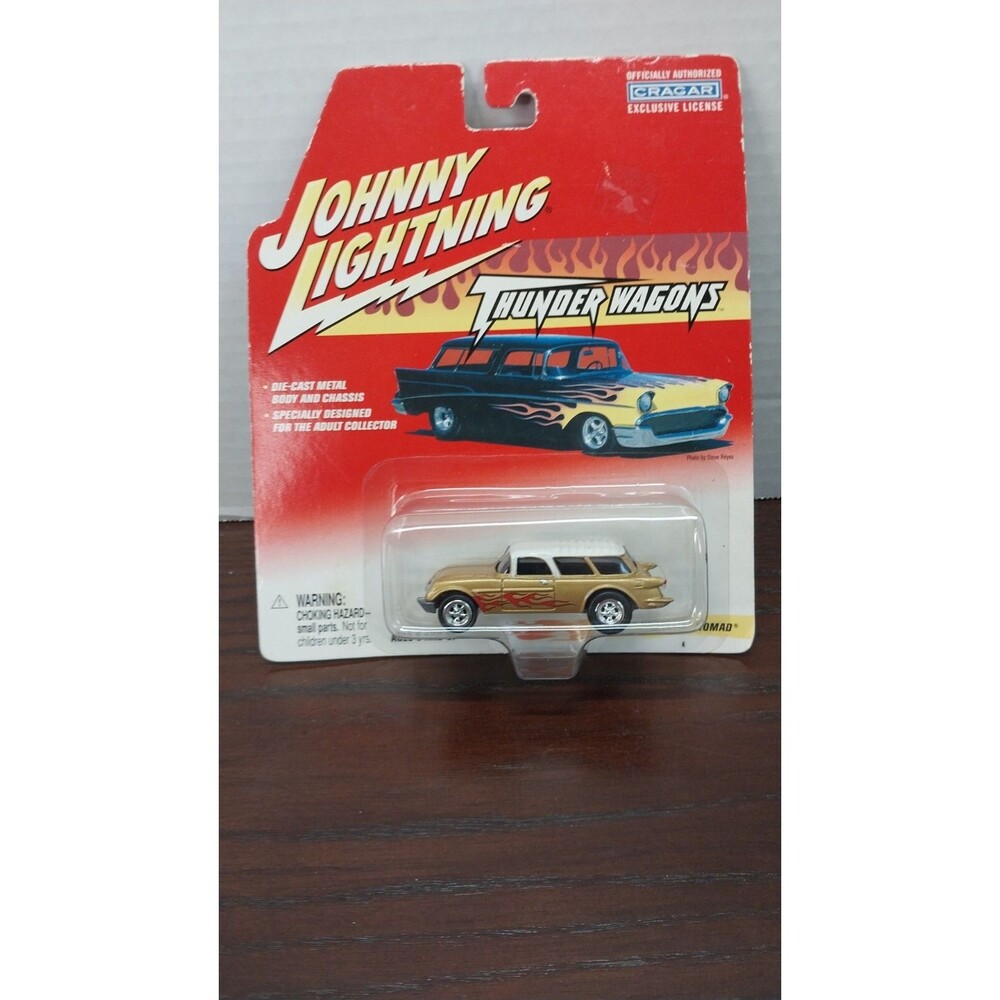 Johnny Lightning Thunder Wagons 1954 Corvette Nomad 1:64 Scale Metal Bottom New